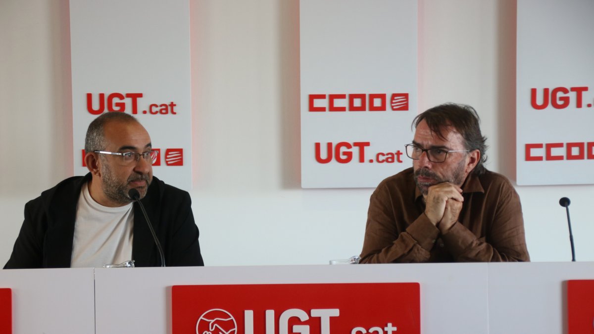 Los secretarios generales de CCOO y UGT en Cataluña, Javier Pacheco y Camil Ros, durante una rueda de prensa.