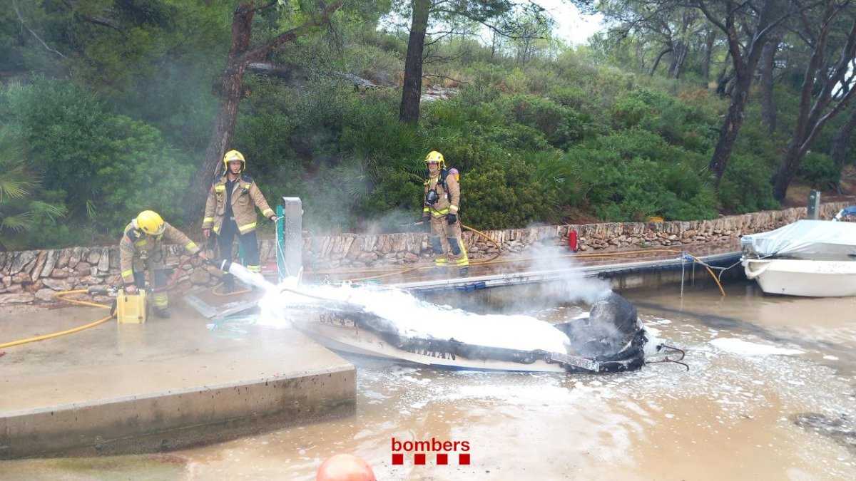Imagen de la actuación de los Bomberos en la barca incendiada en el puerto de l'Ametlla de Mar.