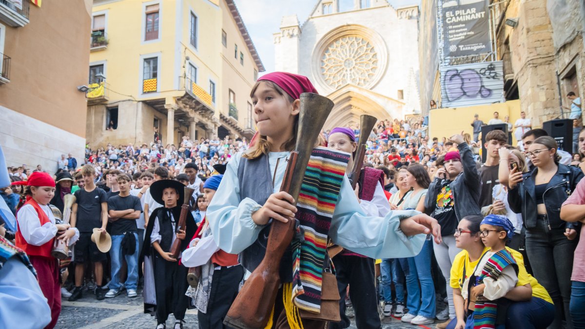 El pasacalle del séquito pequeño de Tarragona por las fiestas de Santa Tecla no para de crecer y llenó las calles de la Part Alta de la ciudad con fuego, bailes y música.