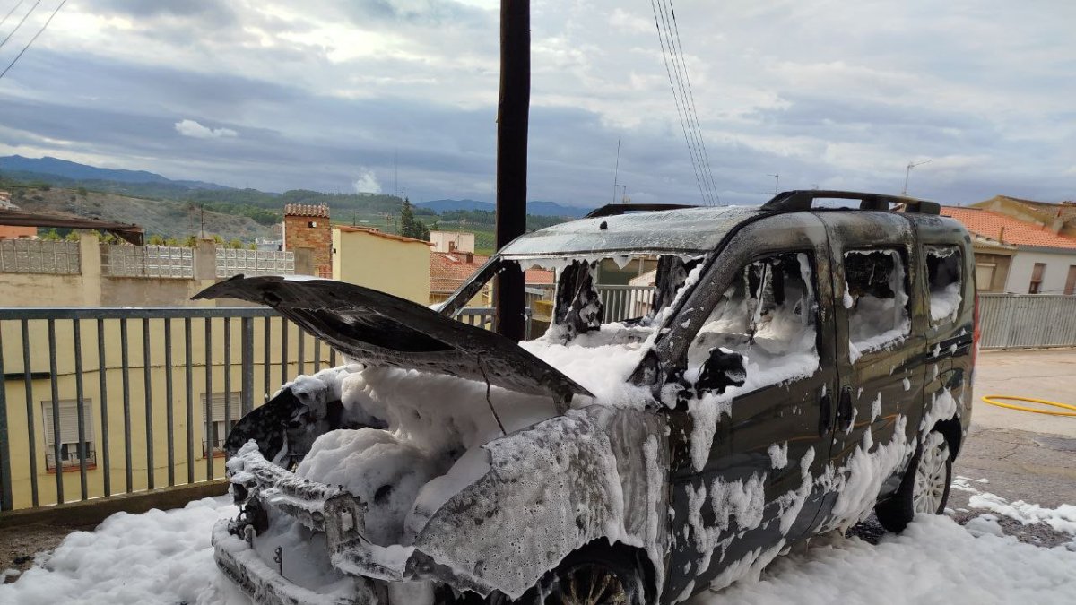 Imagen de la furgoneta incendiada.