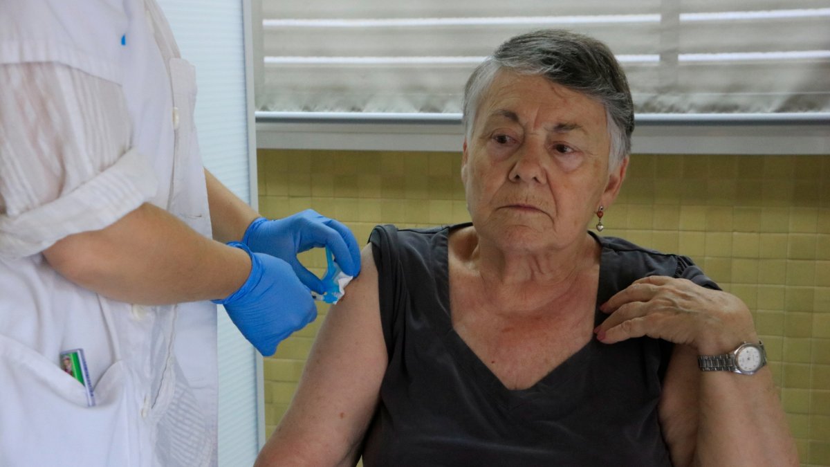Una mujer recibe las vacunas de la gripe y la covid-19 en la CABEZA Ramon Turró.