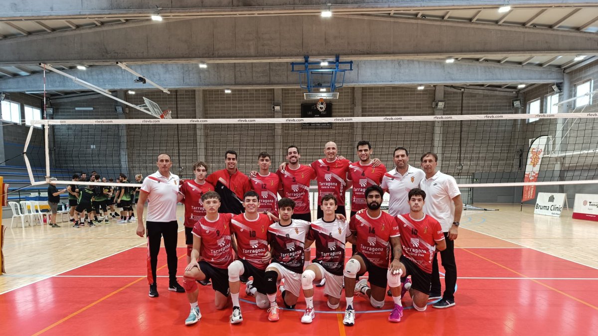 La plantilla del CV Sant Pere i Sant Pau abans de començar un dels duels de la Lliga Catalana