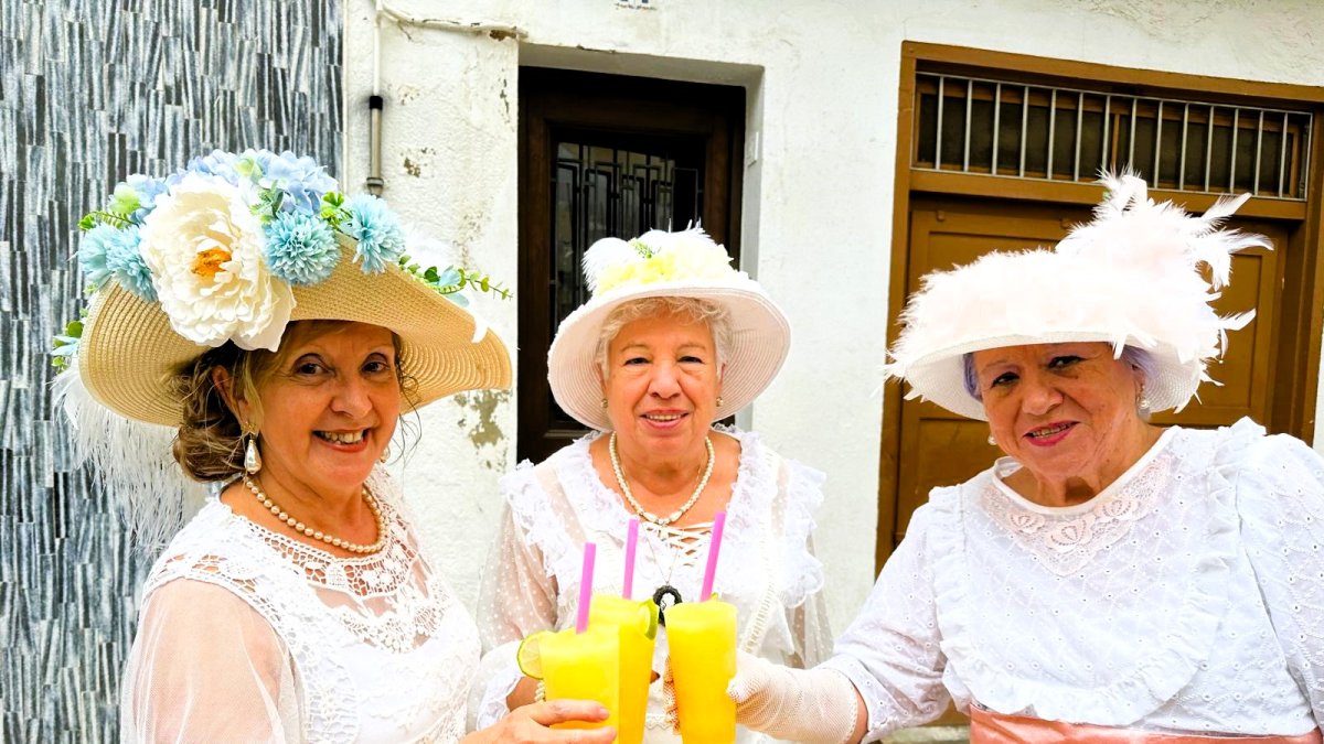 Tres participantes de la Feria de los Indianos.