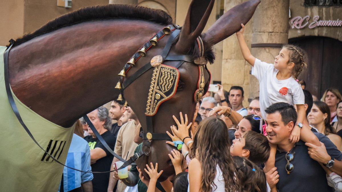 Durante la tarde y noche, las calles de la Part Alta se llenaron de familias y grupos de amigos para ver la procesión.