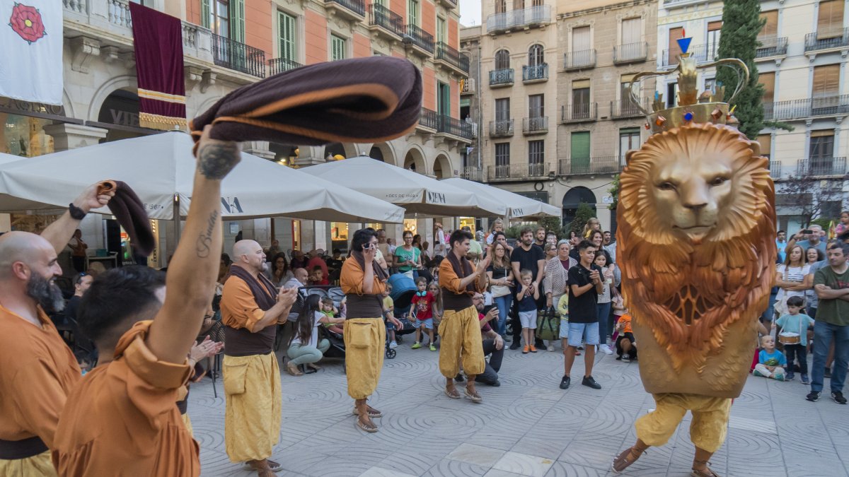 Els membres del Seguici Festiu es van escampar pels carrers del centre de la ciutat.