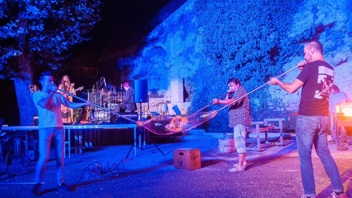 El Vitrumusical és un espectacle en què els vidriers treballen al ritme de la música en directe.