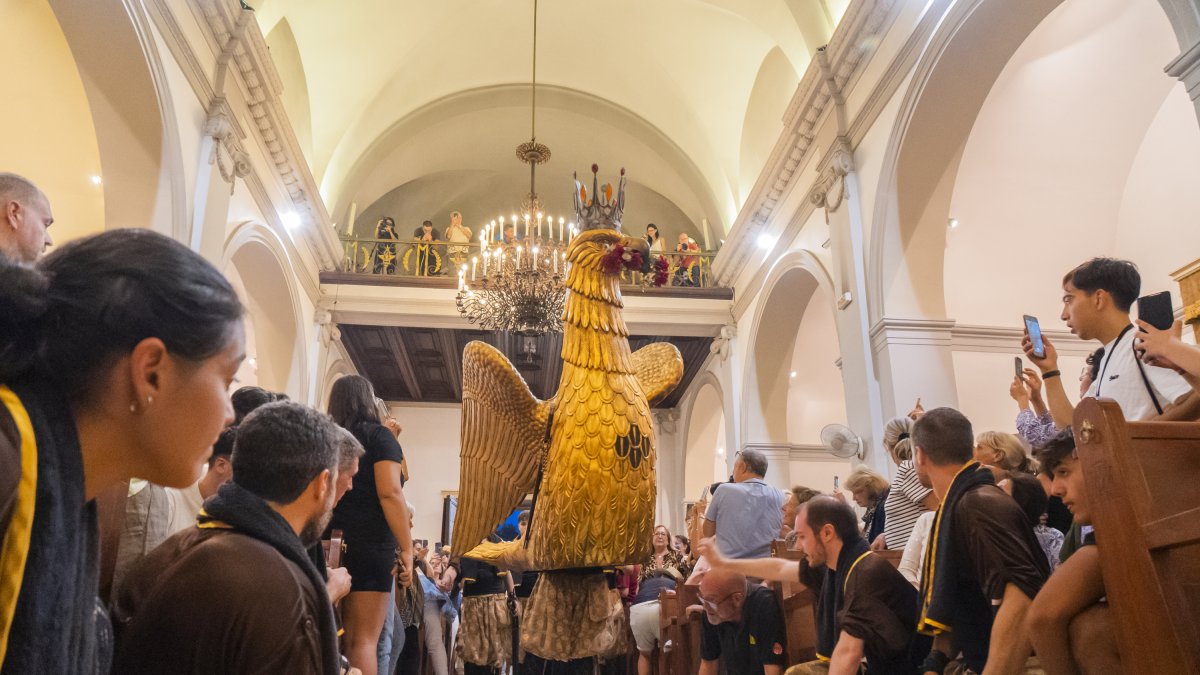 L’entrada de l’Àliga, el ball solemne curt i el cant dels Goigs es van succeir.