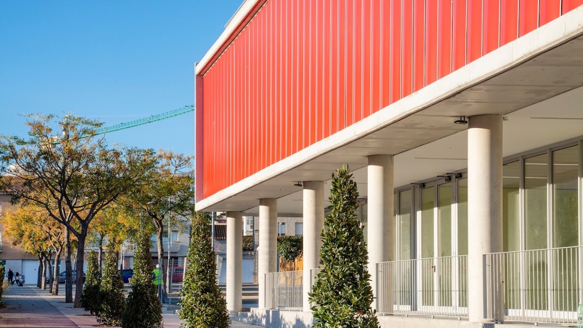 Imatge del centre cívic del municipi anomenat 'Època'.