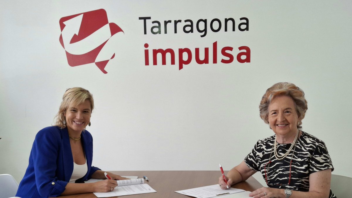 Montse Adan i Laura Roigé durant la signatura del conveni.