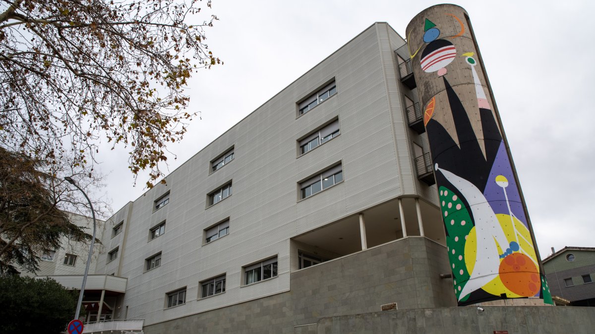 Fachada exterior de la residencia de personas mayores de Santa Coloma de Gramenet.
