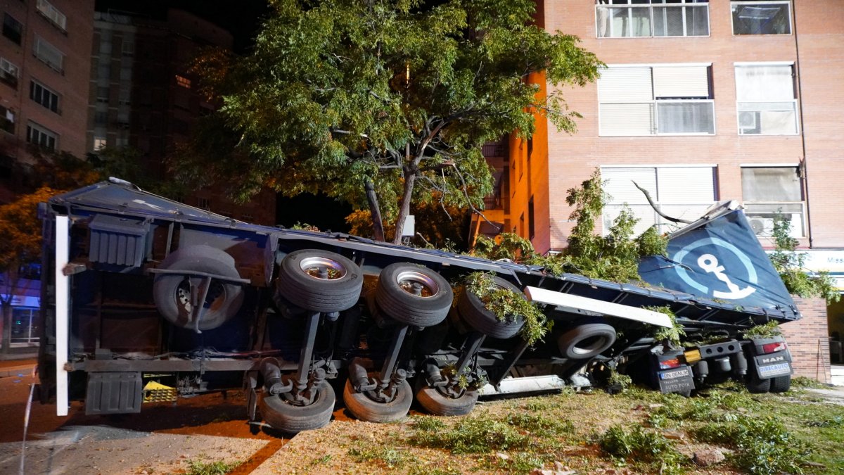El camió de gran tonatge accidentat al centre de Lleida
