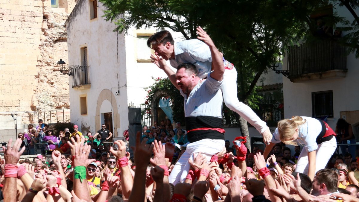 Els Nois de la Torre celebren haver descarregat el 7 de 7 amb agulla