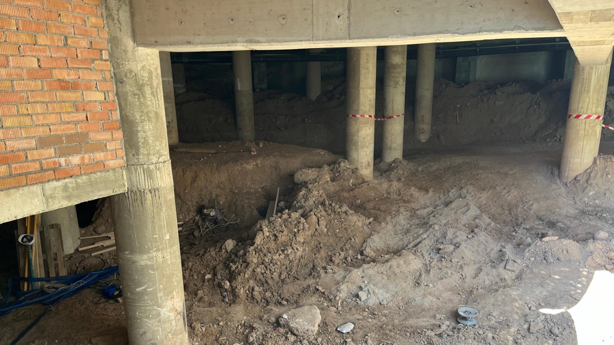 Imagen de los bajos del bloque entre las calles Pere Martell e Ibiza, donde se encuentran enterrados los restos de la Font dels Lleons
