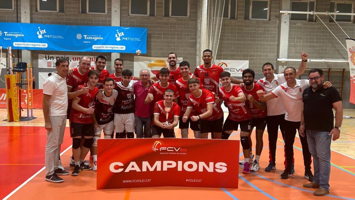 La plantilla del CV Sant Pere i Sant Pau celebrando la victoria con el trofeo de campeones de Liga Catalana