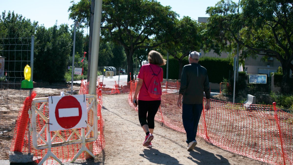 Els treballs d’Adif consistiran en el desmuntatge de la infraestructura, l’anivellament del terreny i la construcció d’una vorera.