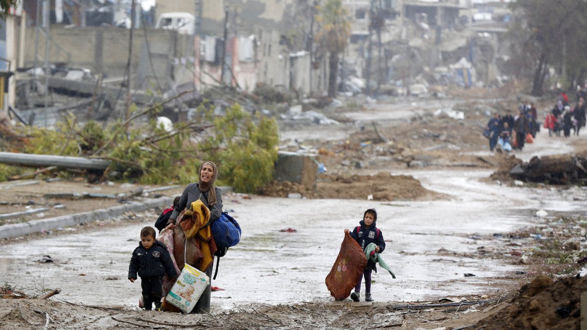 Familias palestinas que huyen del norte de la Franja de Gaza para ir al sur
