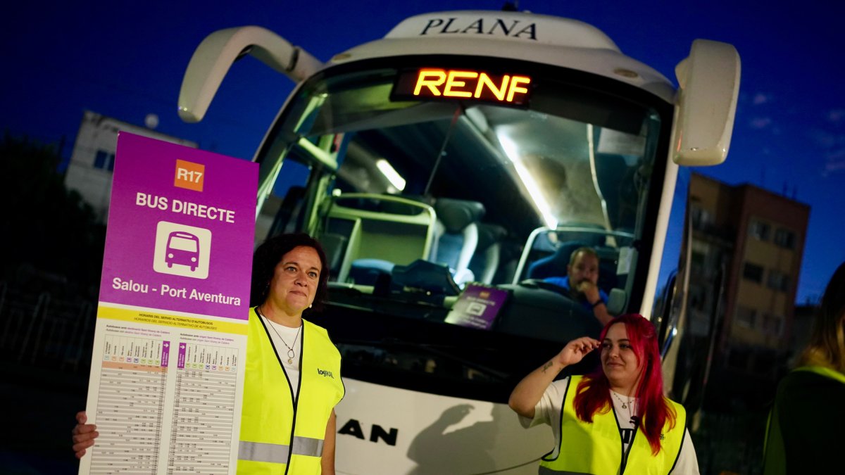 Dos informadoras delante de los autobuses en Sant Vicenç de Calders.