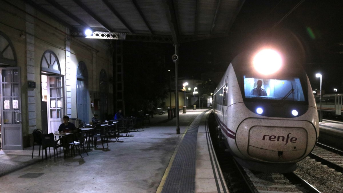 Un tren Avant, a la seva arribada a l'estació de Tortosa.