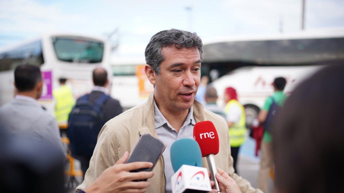 L'alcalde del Vendrell, Kenneth Martínez, atenent els mitjans de comunicació a l'estació de Sant Vicenç de Calders. ACN