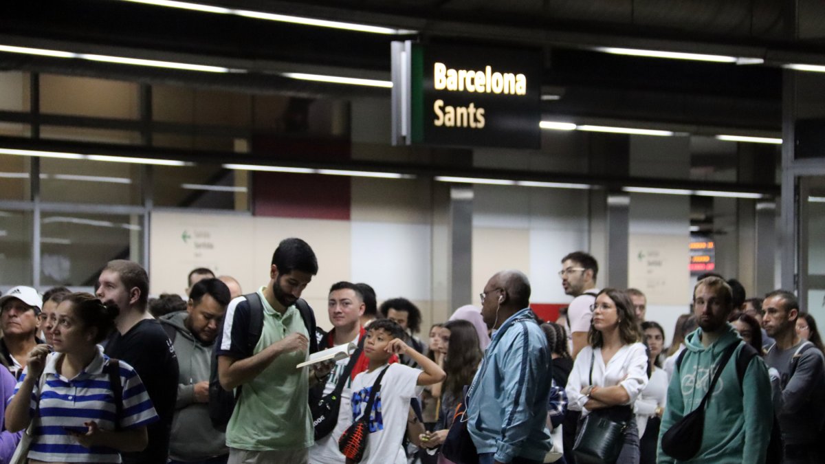 Passatgers esperen a l'estació de Sants un tren direcció a Salou amb retard el primer dia del tall de trànsit al túnel de Roda de Berà per les obres del Corredor Mediterrani.
