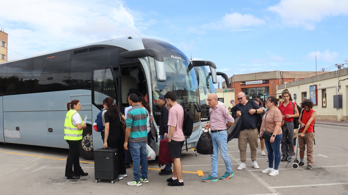 Diversos usuaris agafant un bus a Sant Vicenç de Calders per tornar a Tarragona, Altafulla o Torredembarra