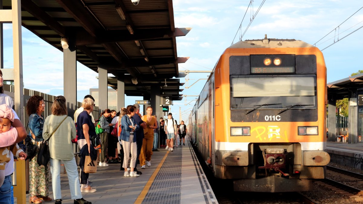 El andén de la estación de Cubelles llena de gente en el momento de llegada de un tren de la R2 Sud.
