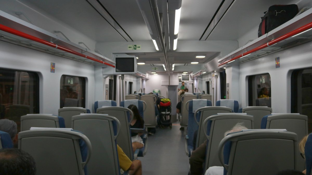 Un dels combois de l'R15 cap a Barcelona, després de fer parada a Reus.