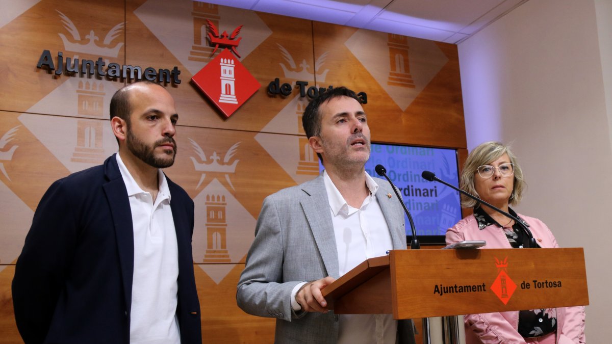 L'alcalde de Tortosa, Jordi Jordan, al centre, compareix a la sala de premsa de l'Ajuntament flanquejat pels tinents d'alcalde Víctor Grau i Mar Lleixà.
