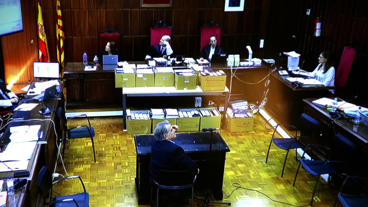 L'exalcalde de Tarragona, Joan Miquel Nadal, durant la seva declaració en el judici del Parc Central que se celebra a l'Audiència.