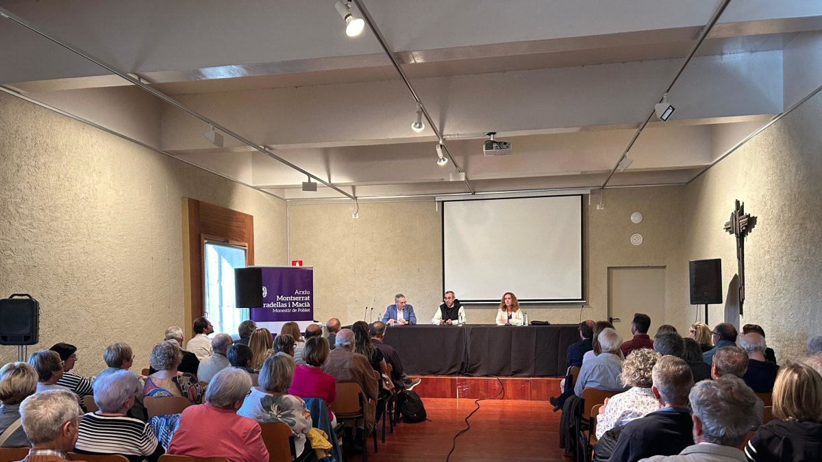 La directora de l'Arxiu Montserrat Tarradellas, Núria Gabarró, i l'abat del Monestir de Poblet, Rafel Barruè, en l'acte d'homenatge al president Josep Tarradellas a Poblet.