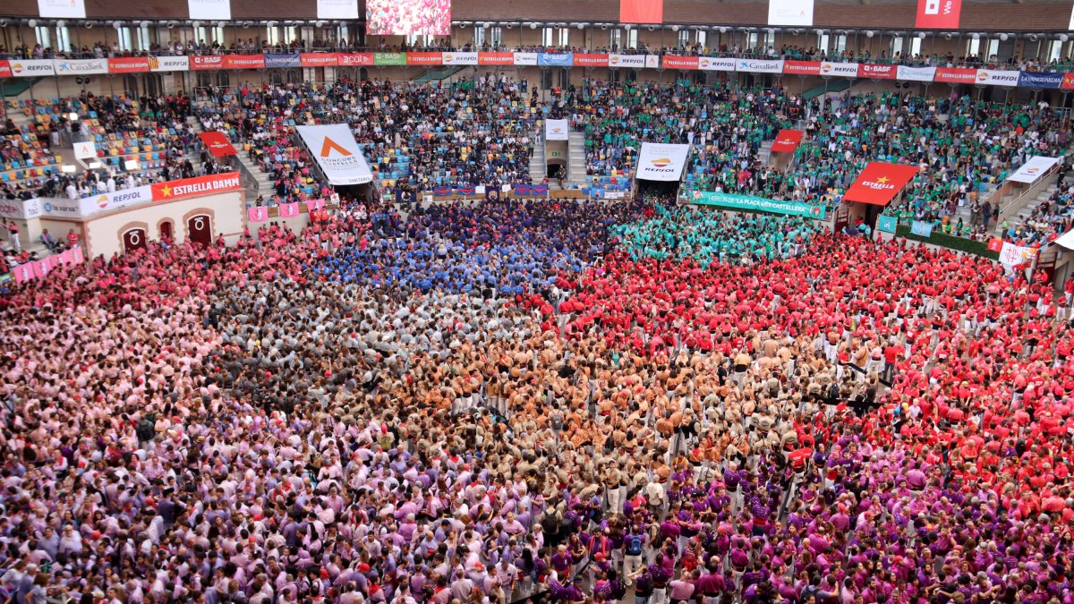 La TAP plena de totes les colles que participen a la final del XXIX Concurs de Castells de Tarragona