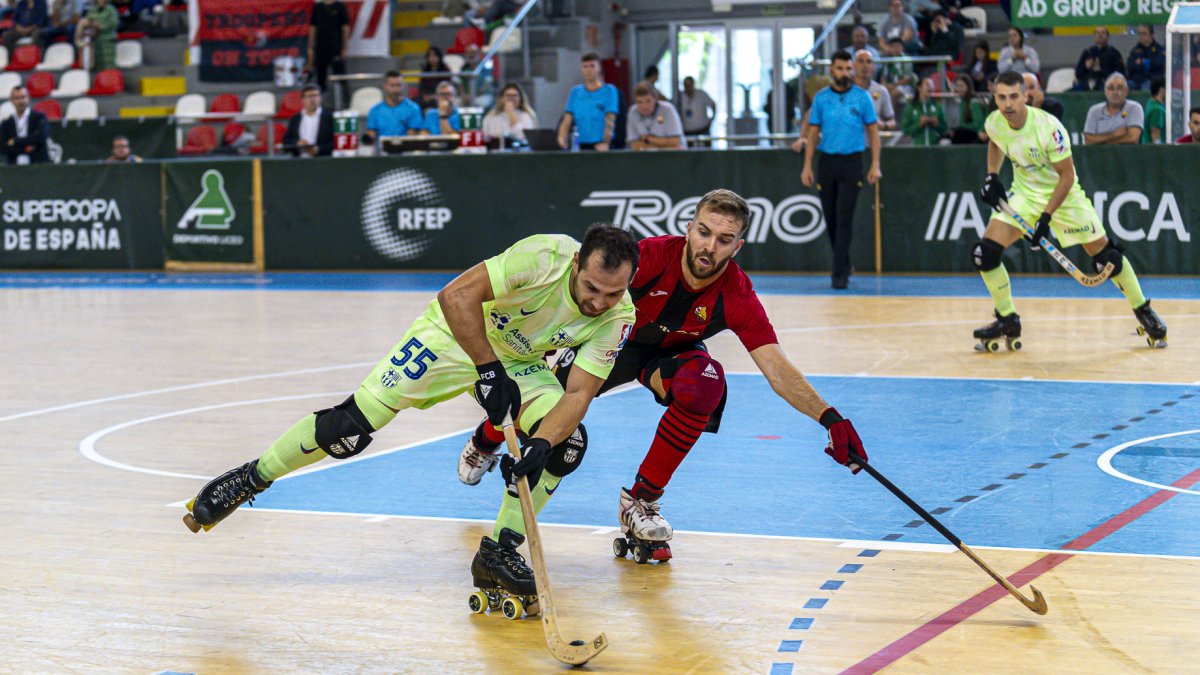 Sergi Aragonès en un duelo contra el rojinegro Arnau Canal.
