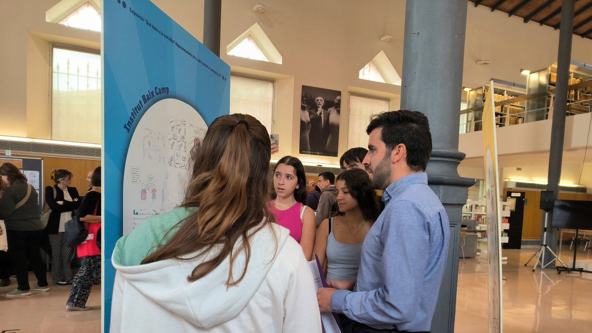 El concejal de Juventud, Daniel Marcos, comentando uno de los paneles con adolescentes de la ciudad.