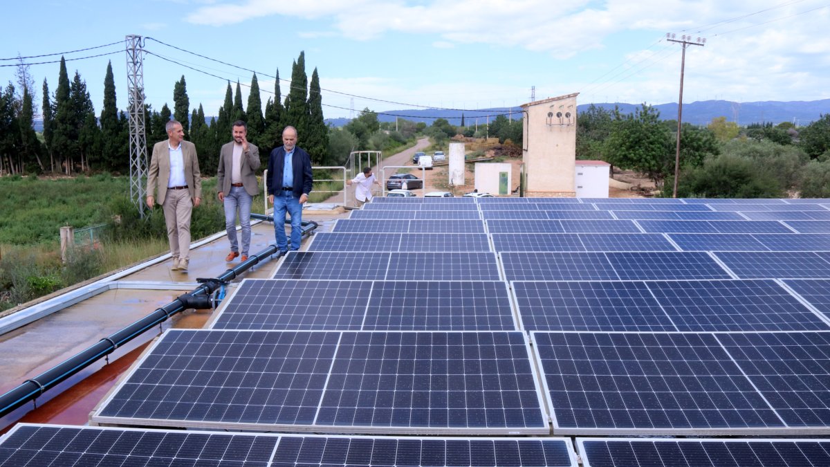 Los alcaldes de Deltebre, l'Aldea y Camarles visitan los paneles solares instalados en la cubierta del depósito de agua de la mancomunidad Delta Tres.