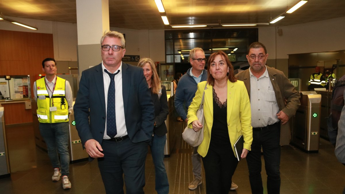 La consellera de Territori, Sílvia Paneque, acompañada por el director de Renfe en su visita a la estación de Sant Vicenç de Calders