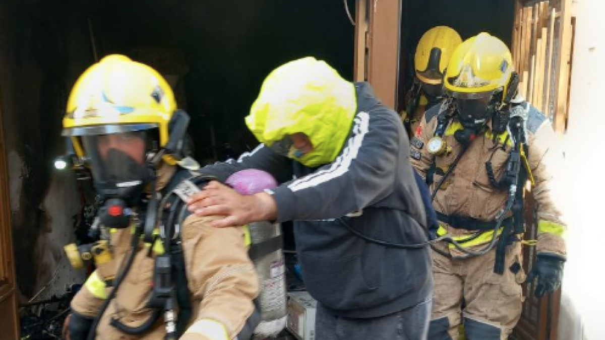 Imatge durant l'evacuació de la persona a Ulldecona.