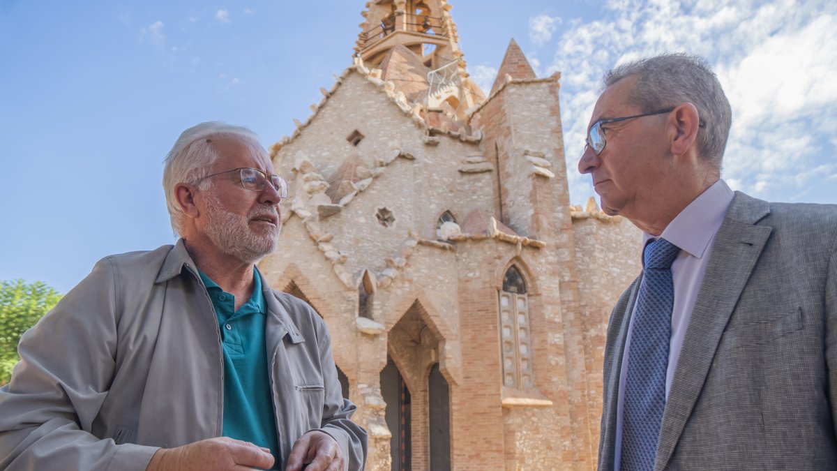 Eudald Roca y Josep María Mañé delante de la iglesia de Vistabella.