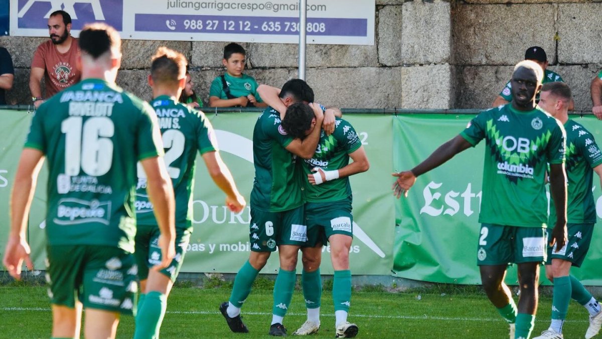 Els jugadors de l’Arenteiro celebrant un dels gols marcat al seu estadi aquesta temporada.