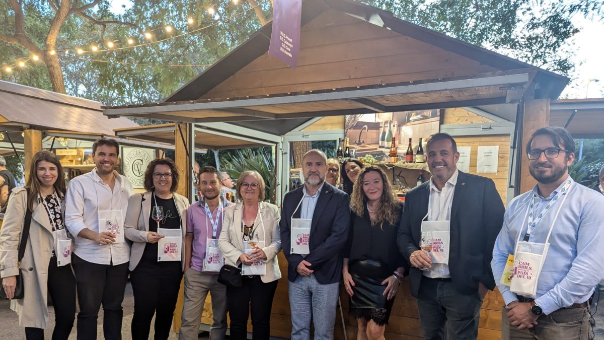 Autoridades municipales y representantes durante la inauguración de la Feria.