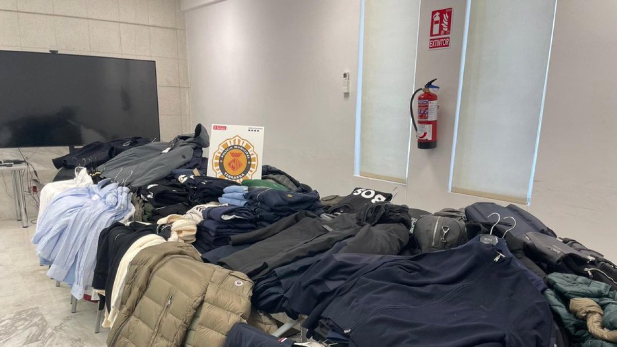 Material intervenido en la detención en Terrassa.