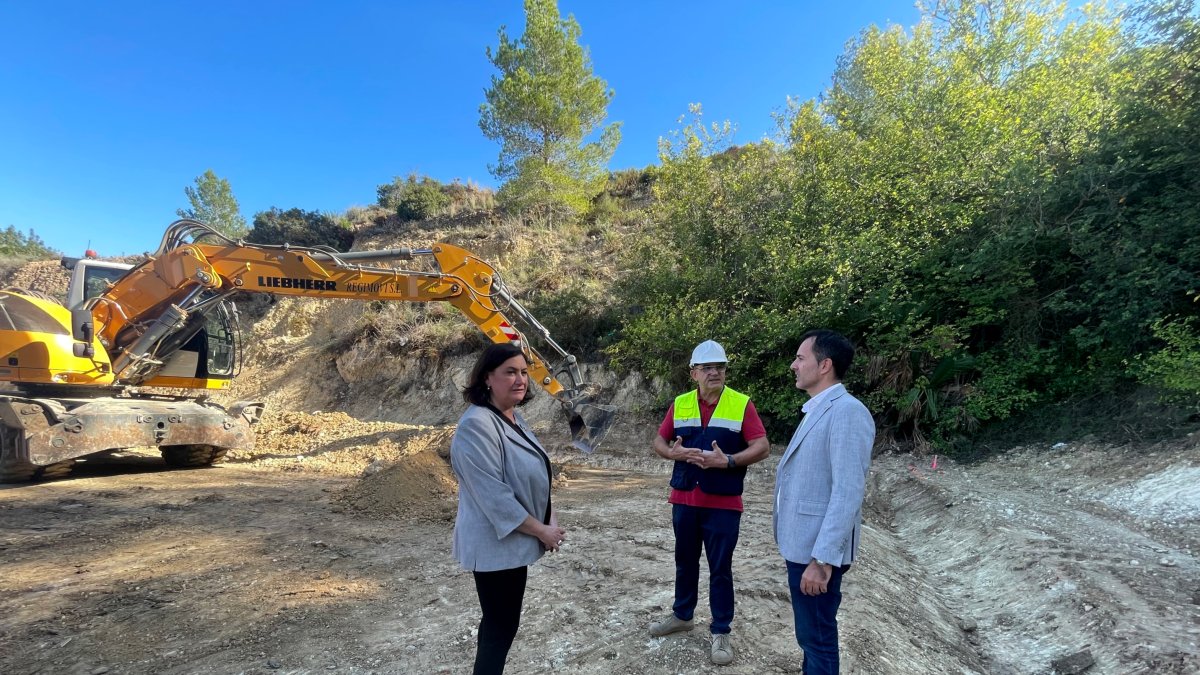 Visita de obras del alcalde de Tortosa, Jordi Jordan, y la concejala Marga Abelló en el aparcamiento de la Torreta del nuevo circuito verde de las murallas.