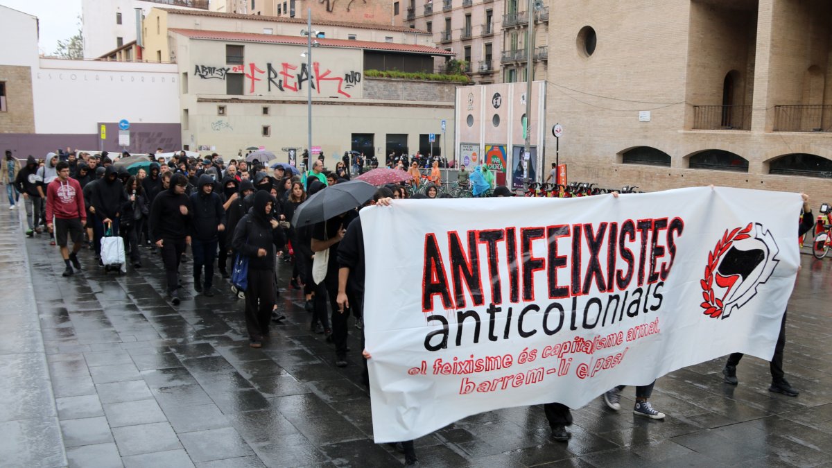 La manifestació antifeixista contra el 12-O en el moment d'arrencada a la plaça dels Àngels de Barcelona