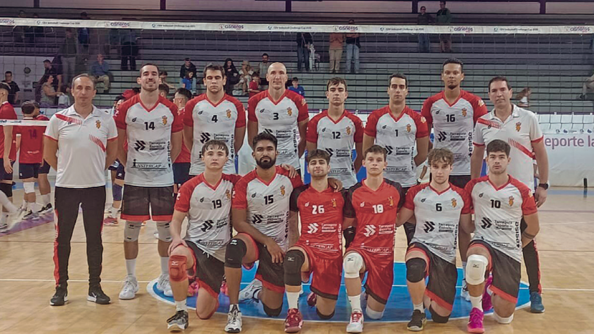 La plantilla del CV Sant Pere i Sant Pau antes del partido contra el Cisneros Alter Tenerife.