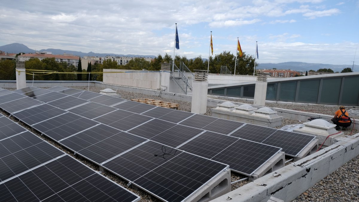 Imatge de les plaques instal·lades a la coberta de l'Ajuntament de Cambrils.