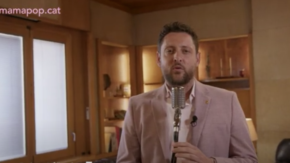 L'alcalde de Tarragona, Ruben Viñuales, cantant 'No dubtaria'.