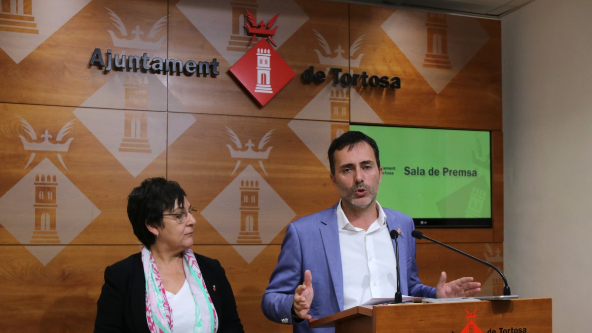 La regidora d'Hisenda, Maria Jesús Viña, i l'alcalde de Tortosa, Jordi Jordan, presenten les ordenances fiscals per al 2025.