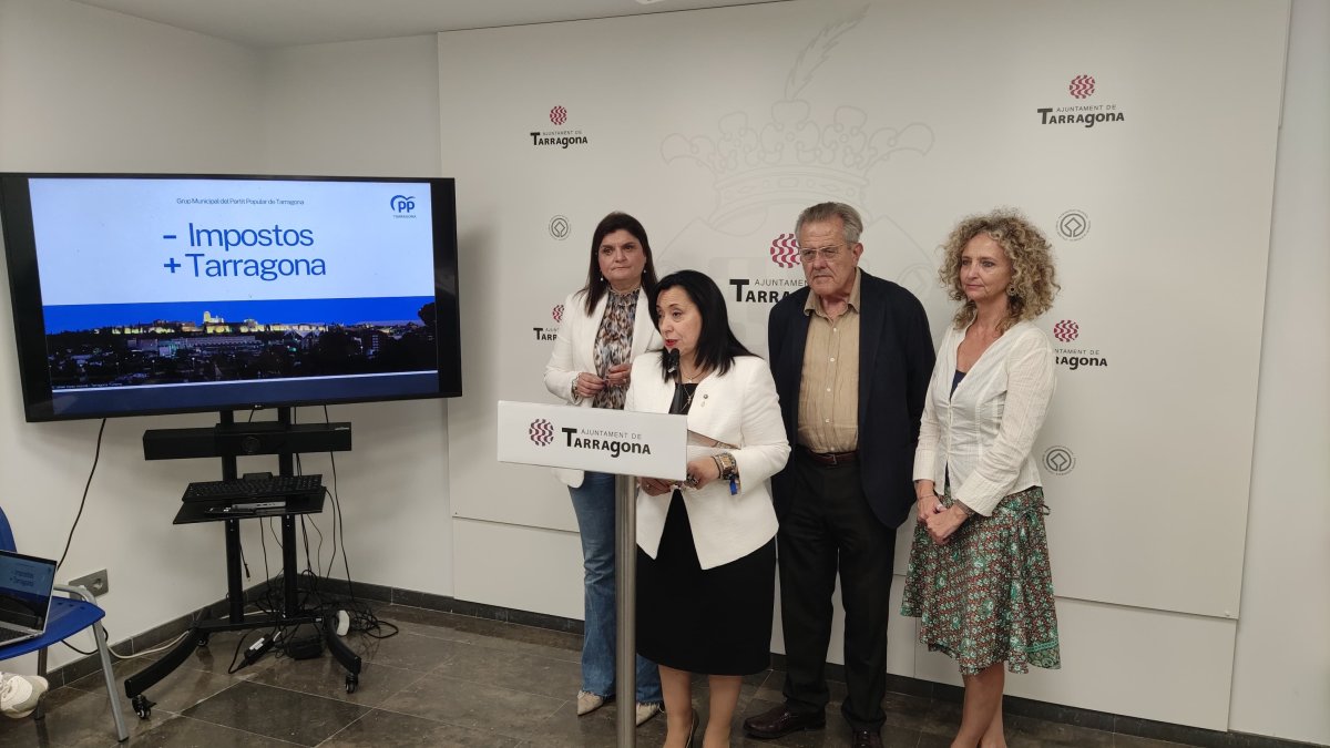 Maria Mercé Martorell acompanyada de la resta de membres del PP de Tarragona.