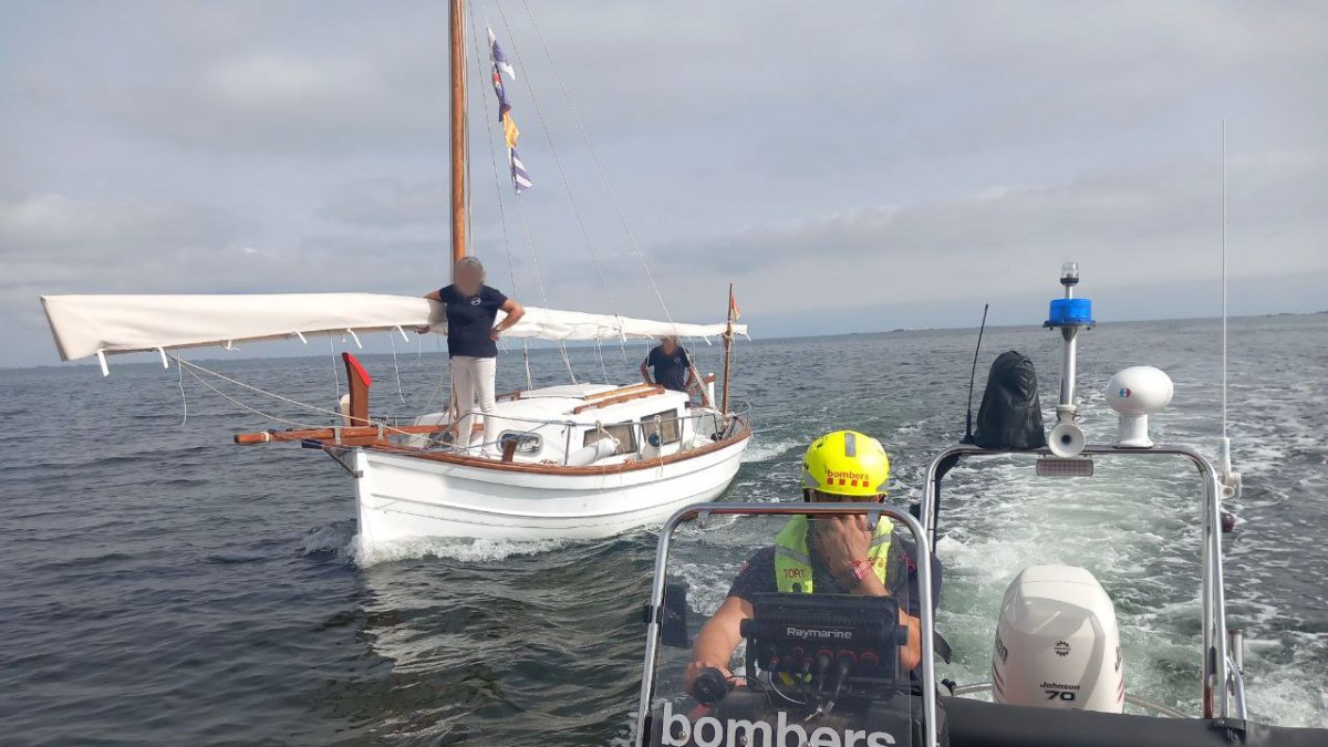Imatge del rescat d'una embarcació a la Badia dels Alfacs, a la Ràpita.