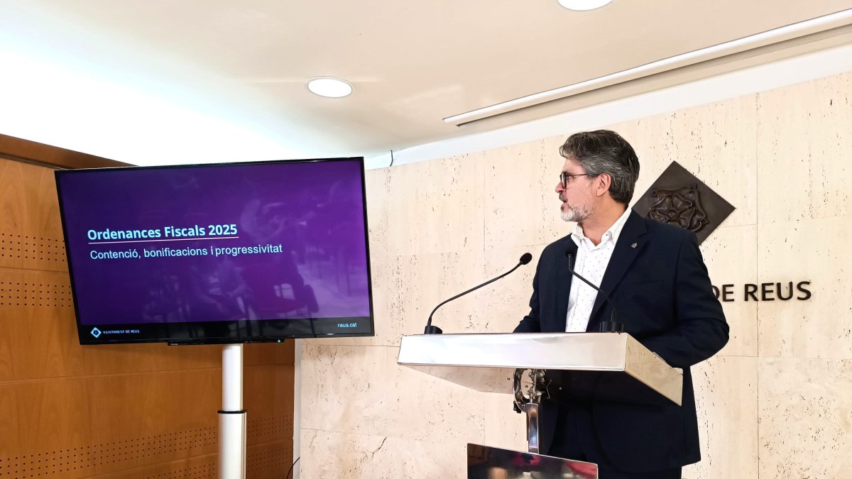 El concejal de Hacienda, Manel Muñoz, presentando las ordenanzas fiscales de Reus que entrarán en vigor el 1 de enero del 2025.