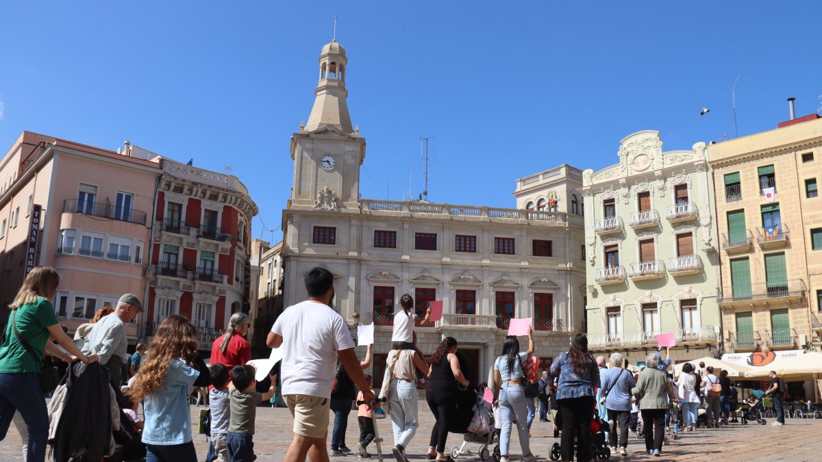 Imagen de la comunidad educativa de Prat de la Riba manifestándose en la plaza del Mercadal.